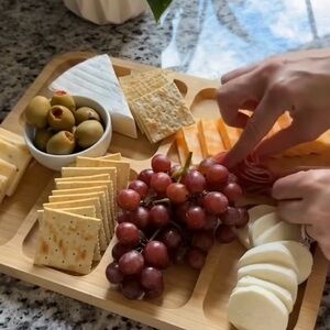 FARBERWARE Charcuterie “TO GO” Board has Compartments & Clear Locking Lid NWT